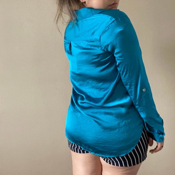 DKNY peacock colored Sz XS button up blouse Roll Up Long Sleeve Silky Feeling - Picture 3 of 15